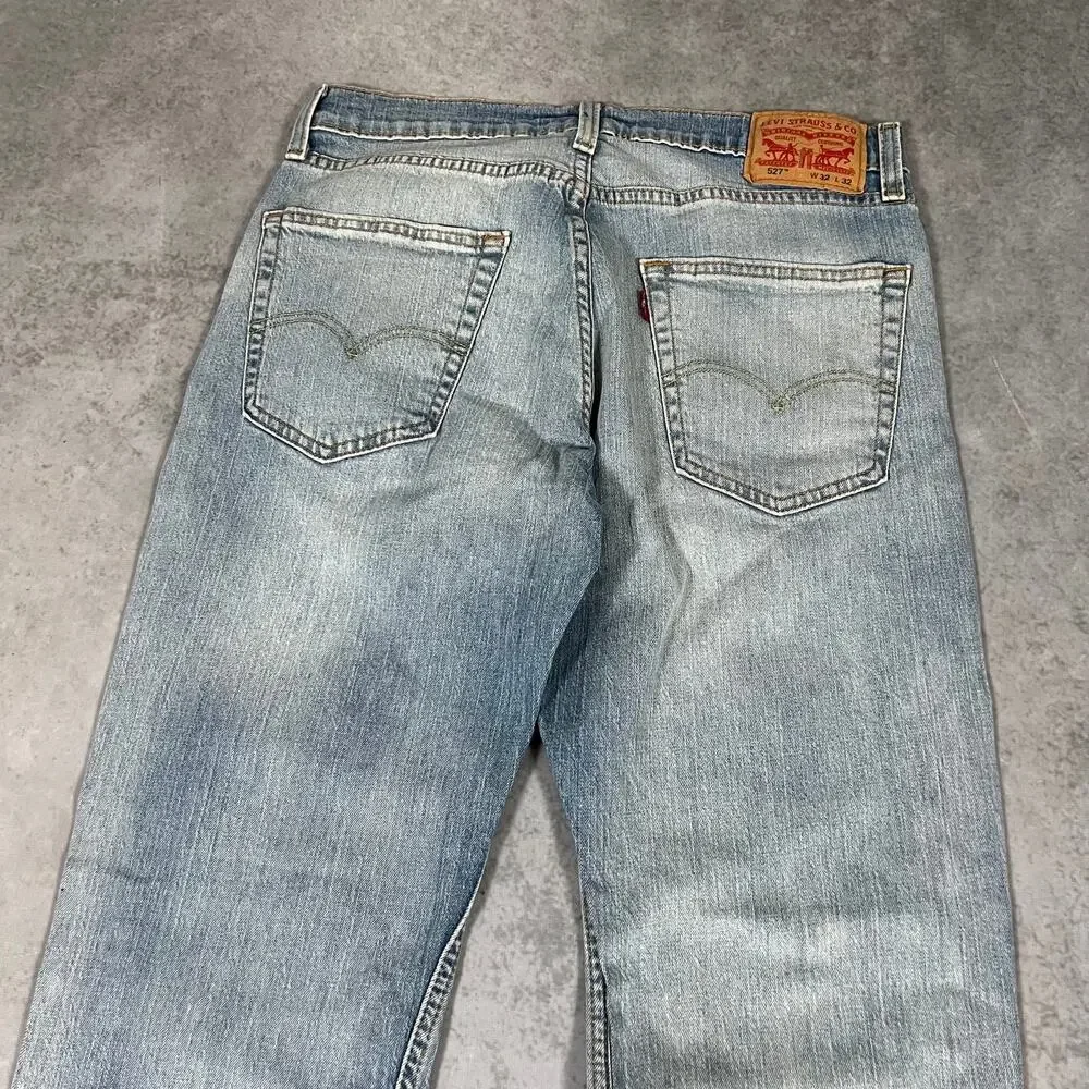 Levis waist 32